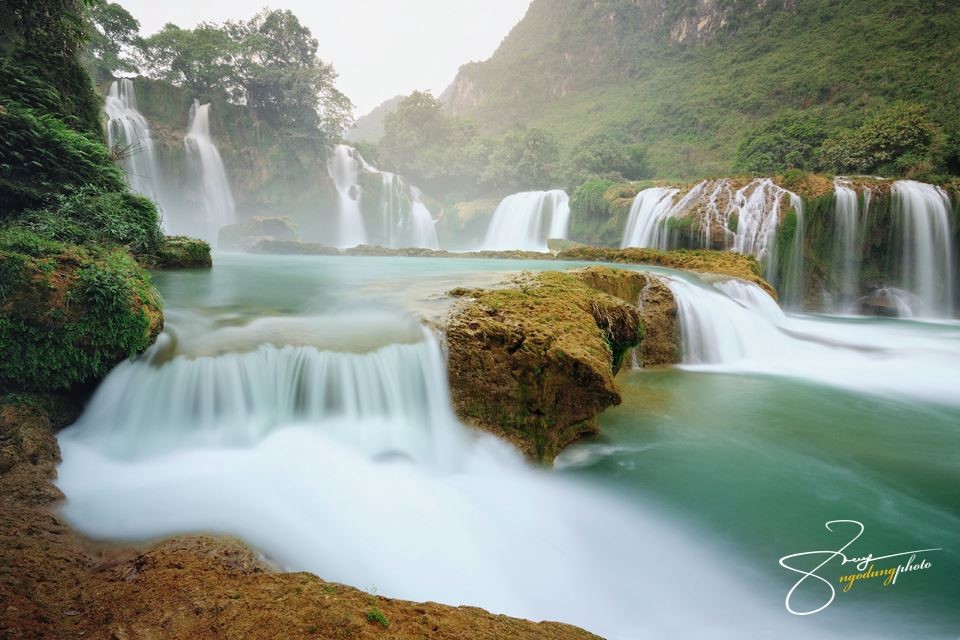 Bức tranh thác nước tuyệt đẹp là điểm nhấn hoàn hảo cho phòng khách của bạn và cũng là món quà ý nghĩa dành cho người thân. Vẽ tỉ mỉ bằng tay, bức tranh sẽ giúp bạn cảm nhận được sự tươi mới và trong lành của thiên nhiên Việt Nam.