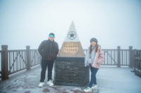 Du khách háo hức phám phá tuyết rơi trên đỉnh Fansipan