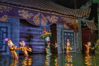 Du khách quốc tế thích thú xem show múa rối tại Phú Quốc