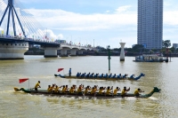 Hàng ngàn người đứng kín bờ sông Hàn xem đua thuyền