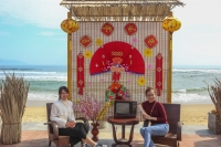 Khách nước ngoài được trải nghiệm gói bánh chưng, ăn mứt Tết bên bờ biển Đà Nẵng