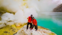 Vợ chồng Việt chinh phục núi lửa đang hoạt động